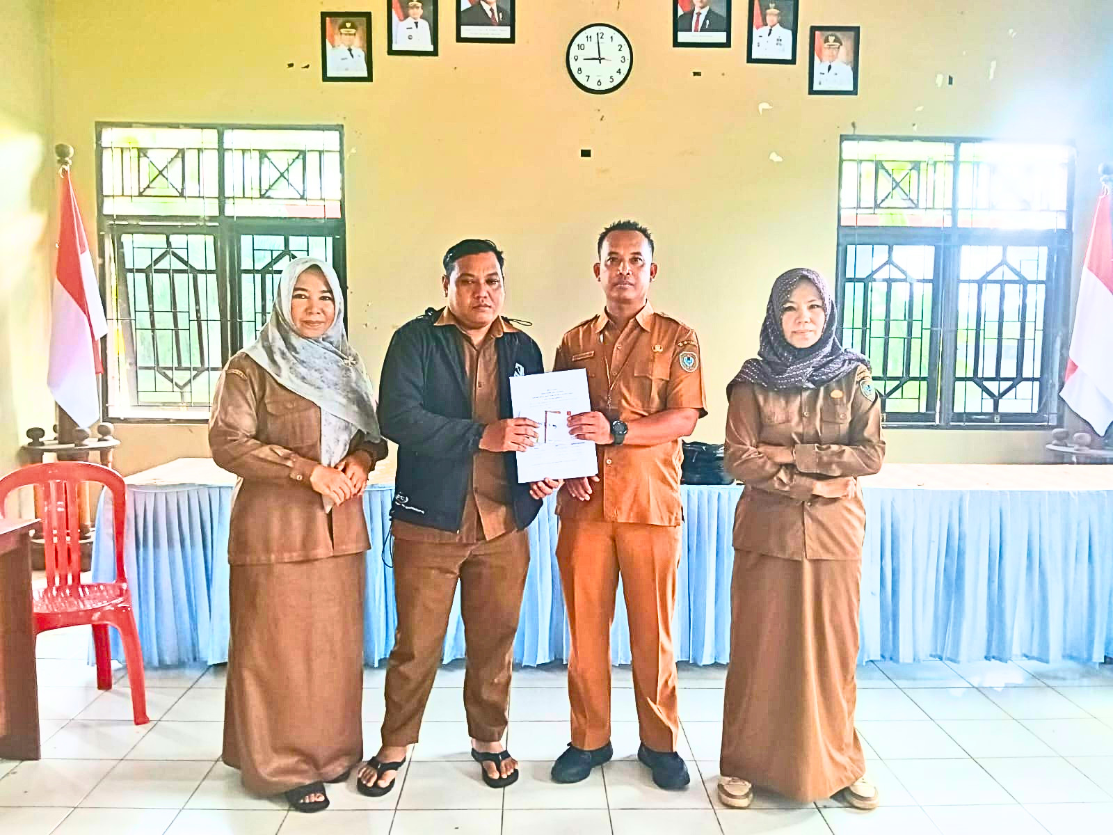 Sekcam Danau Seluluk Salurkan Sisa Kartu Huma Betang Sejahtera kepada 46 Warga Penerima Manfaat