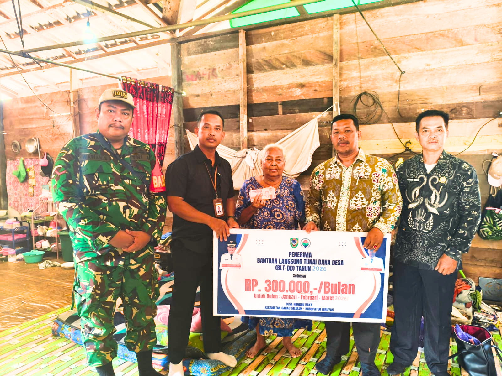 Sekcam Danau Seluluk Hadiri Penyerahan Bantuan Langsung Tunai Dana Desa Tahap I dan II