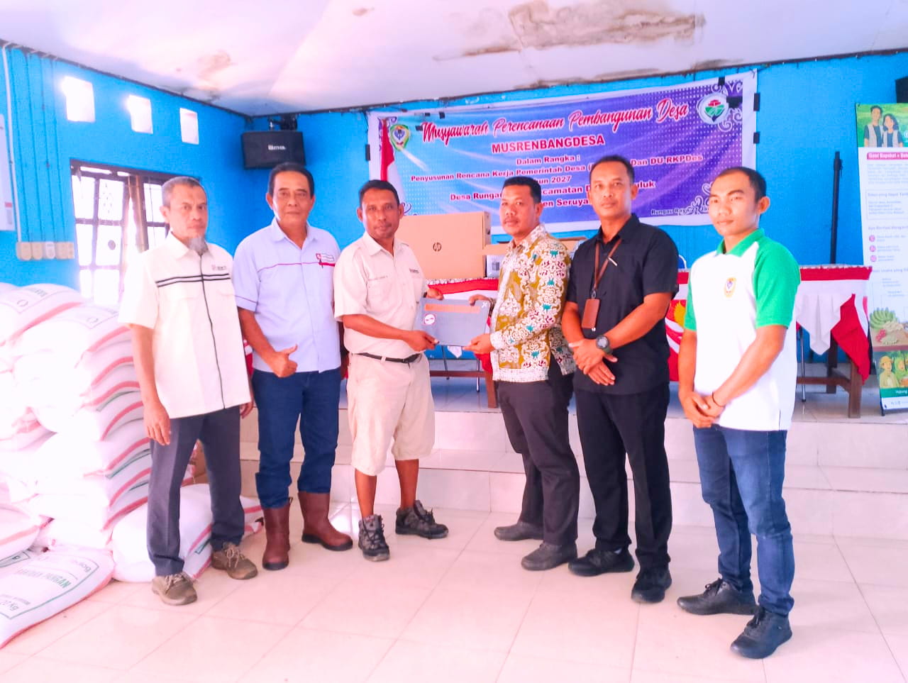 Sekcam Danau Seluluk Dampingi Penyerahan Bantuan CSR PT Perdana Sawit Abadi Pratama kepada Desa Rungau Raya