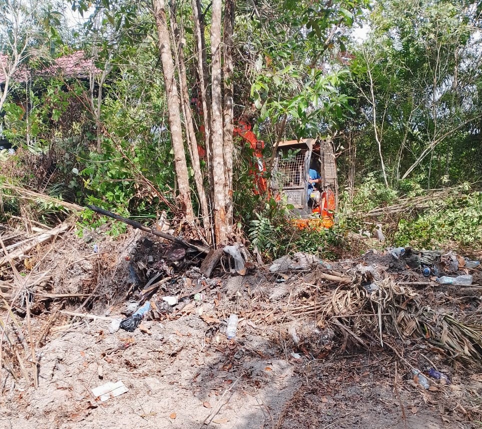 Kecamatan Danau Seluluk Lakukan Pembersihan Lahan Kebun Sawit dengan Dukungan Alat Berat Perusahaan